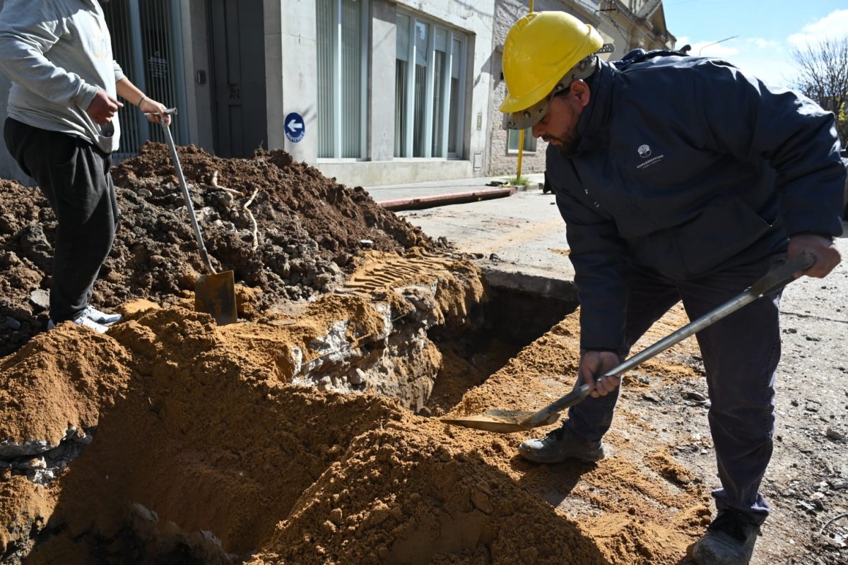 La tecnología robótica permite detectar y resolver un histórico problema cloacal en calle Montevideo