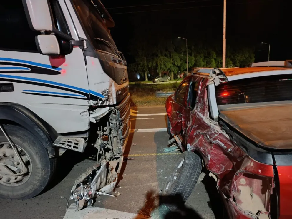 Tres personas sufrieron heridas al chocar un camión con una pick up en Carbó