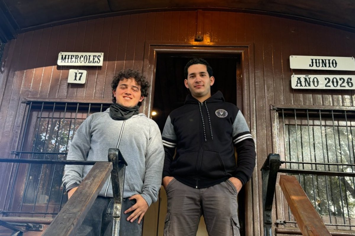 Alumnos de la E.E.T. 2 trabajan en la restauración del histórico Coche Reservado del Museo Ferroviario