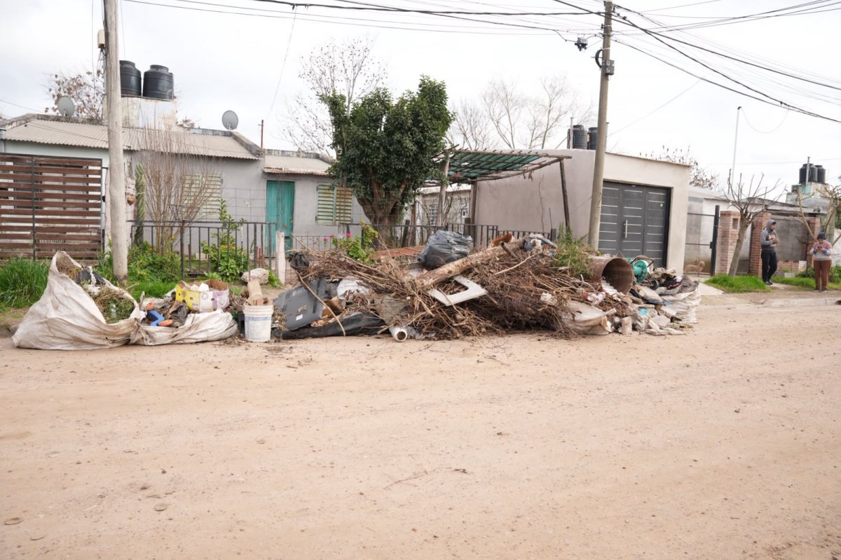 Descacharrización en el Barrio Obrero: Higiene Urbana cargó cinco camiones con residuos