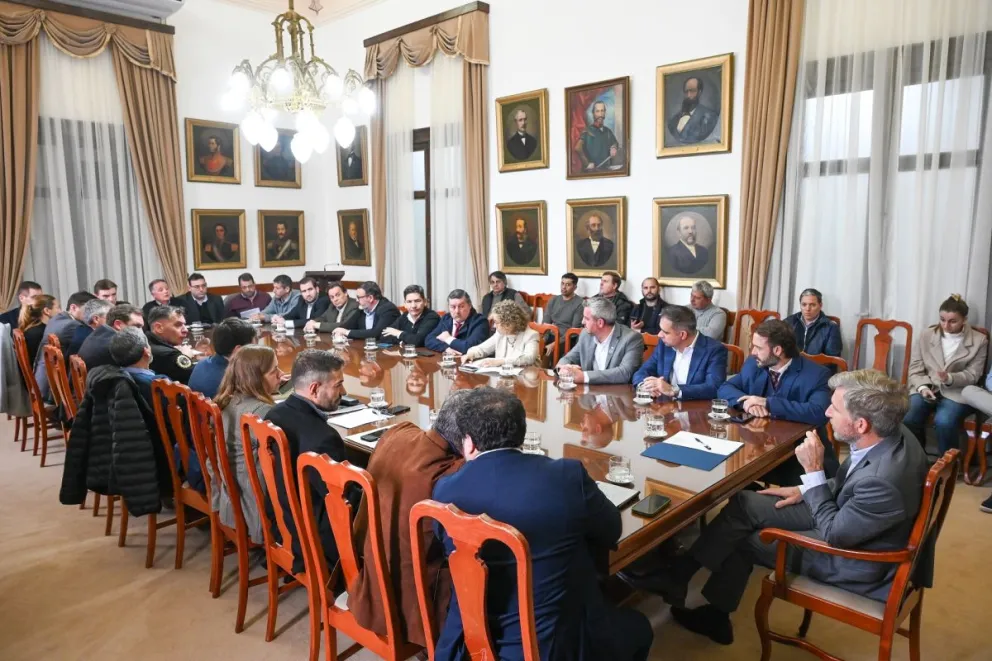 Ante el fenómeno de El Niño Frigerio reunió a intendentes y funcionarios para coordinar acciones