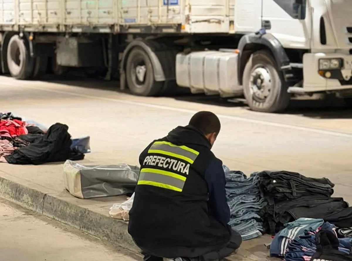 Se incautaron unas 900 prendas de vestir de marcas falsificadas en el puente San Martín