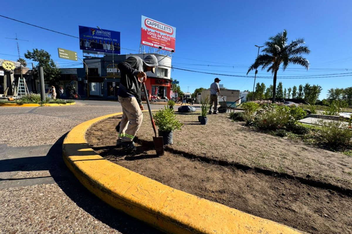 Realizan trabajos de parquización y ornamentación en la rotonda de la cabecera del puente Méndez Casariego