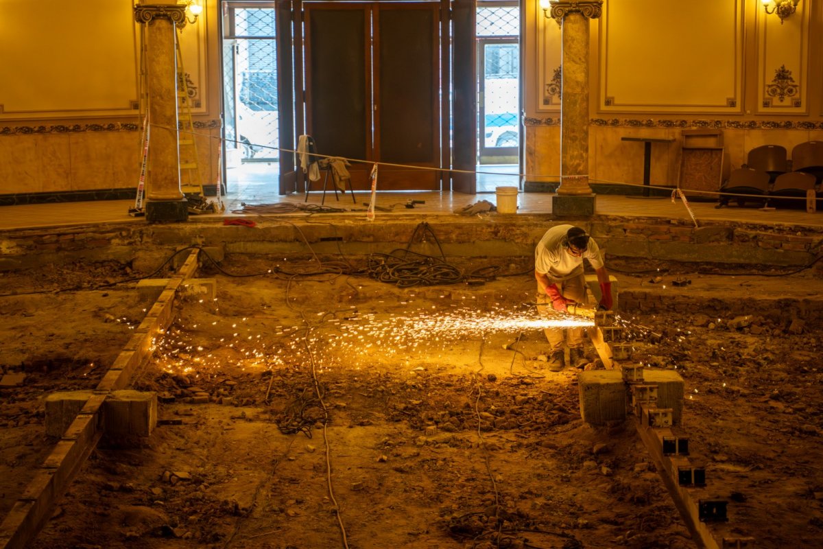 El Gobierno realizó trabajos de herrería en la restauración del piso del Teatro Gualeguaychú